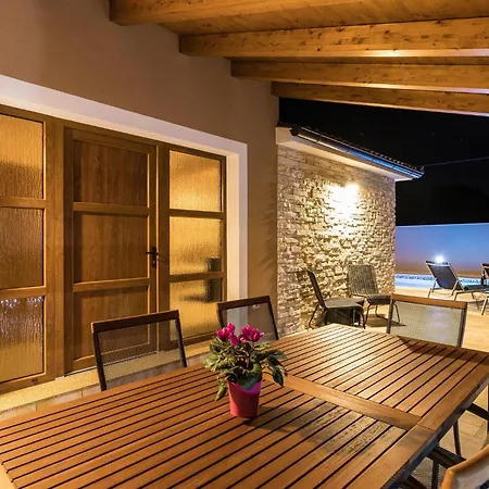 2 Bedroom Lovely In